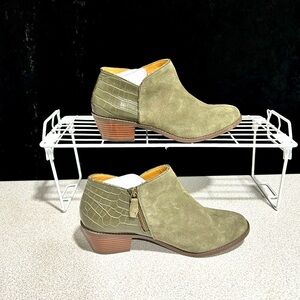 Vionic Marissa Olive Green Suede Leather Croc Ankle Heel Boots Women Sz 9.5